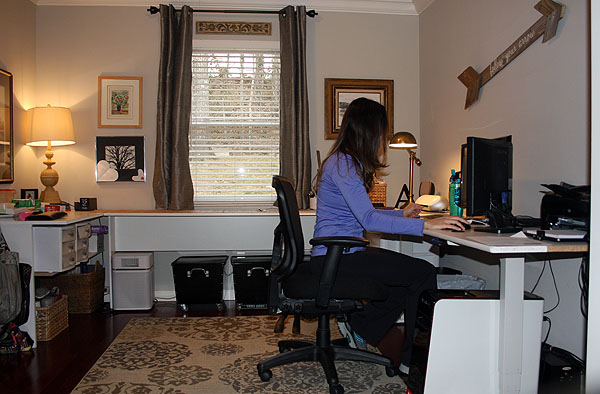 Uplift 900 Adjustable Height Desk Review - Seated Position